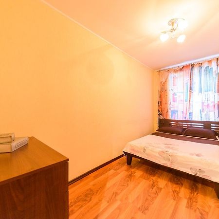 Apartment On Hryhoriia Chuprynky Kiev Exteriör bild