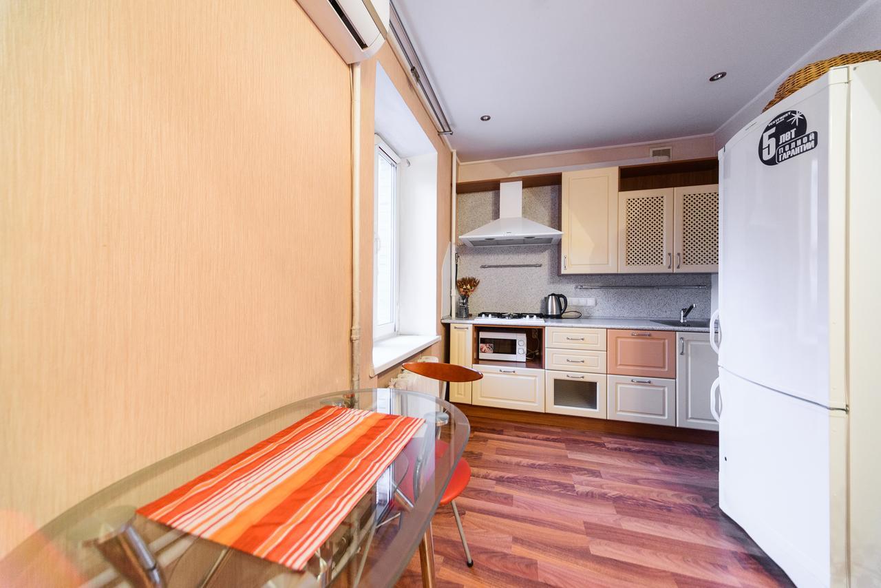 Apartment On Hryhoriia Chuprynky Kiev Exteriör bild
