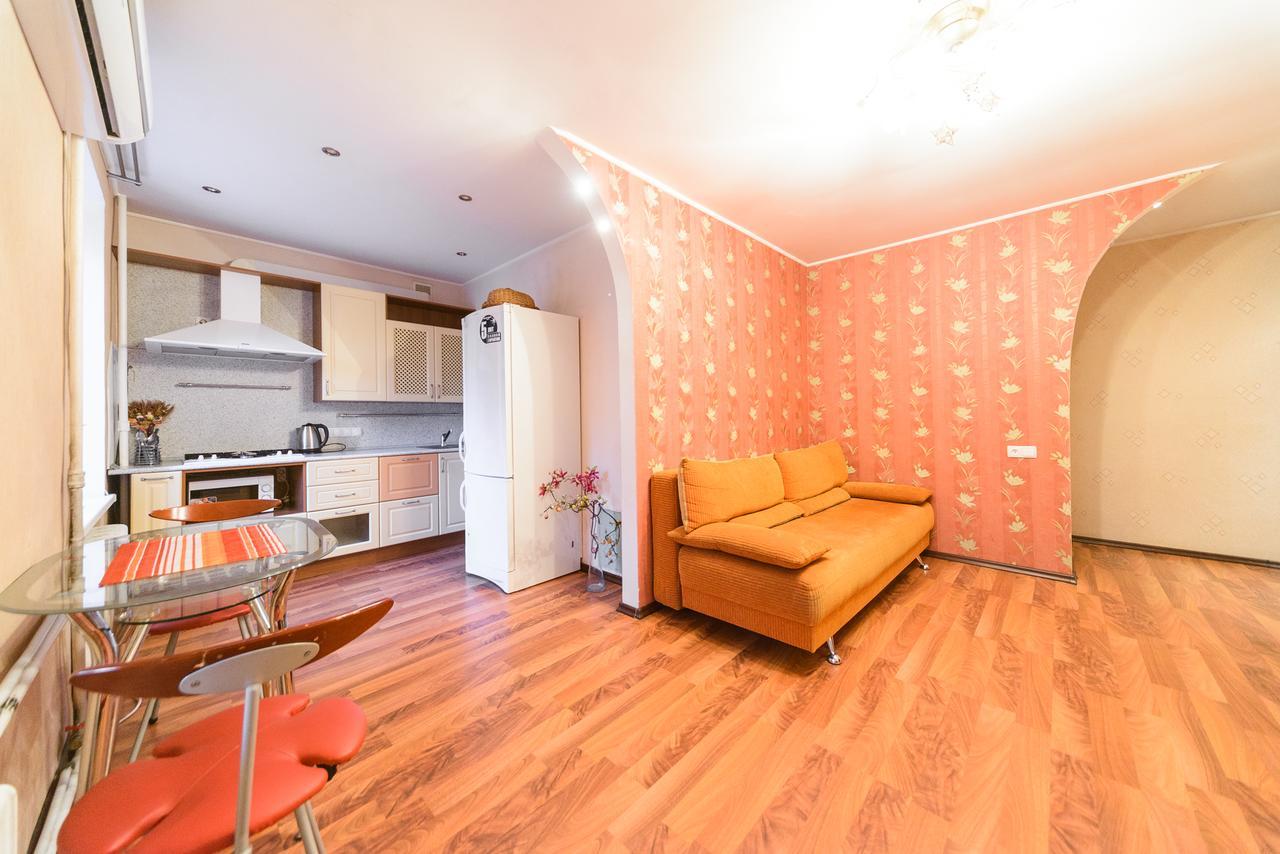 Apartment On Hryhoriia Chuprynky Kiev Exteriör bild