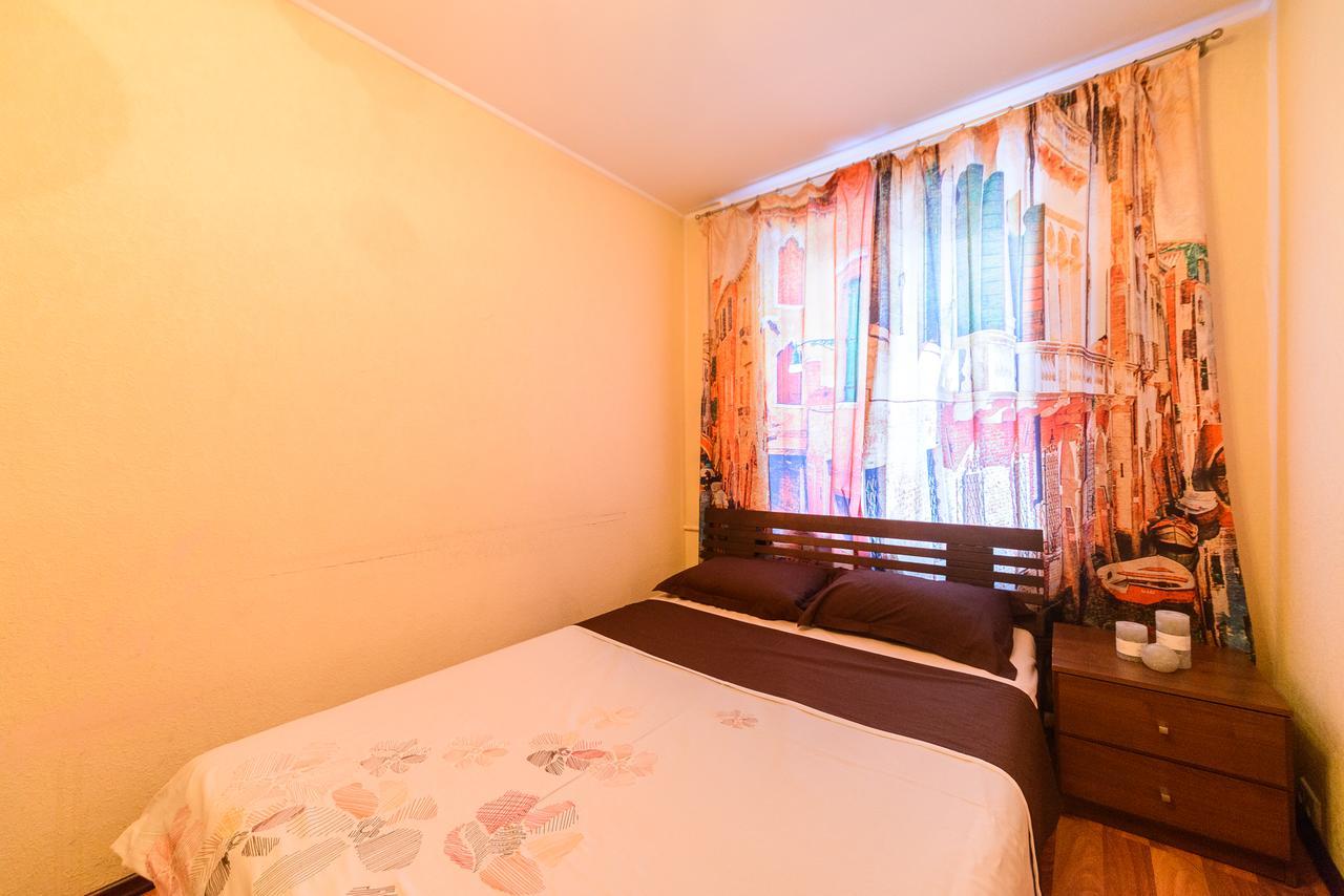 Apartment On Hryhoriia Chuprynky Kiev Exteriör bild