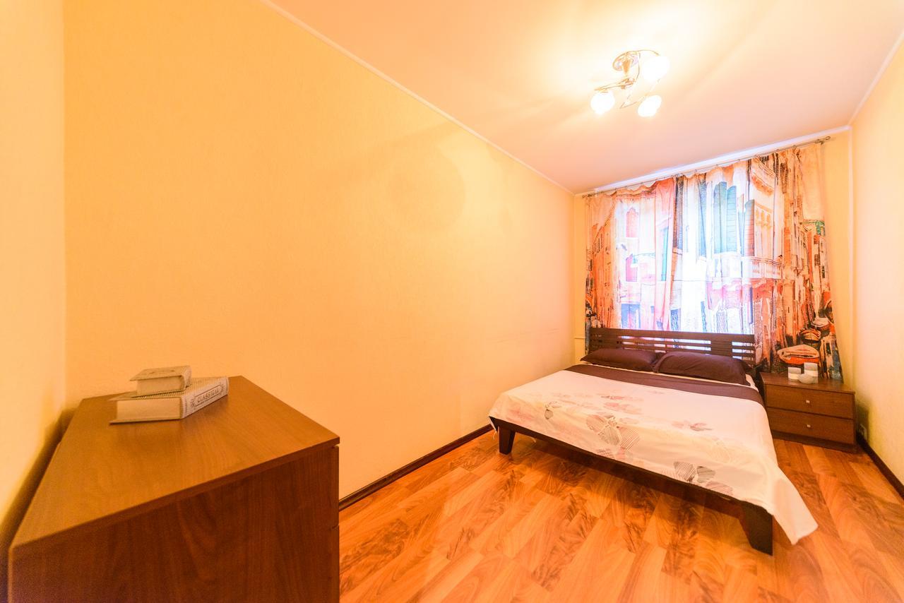 Apartment On Hryhoriia Chuprynky Kiev Exteriör bild