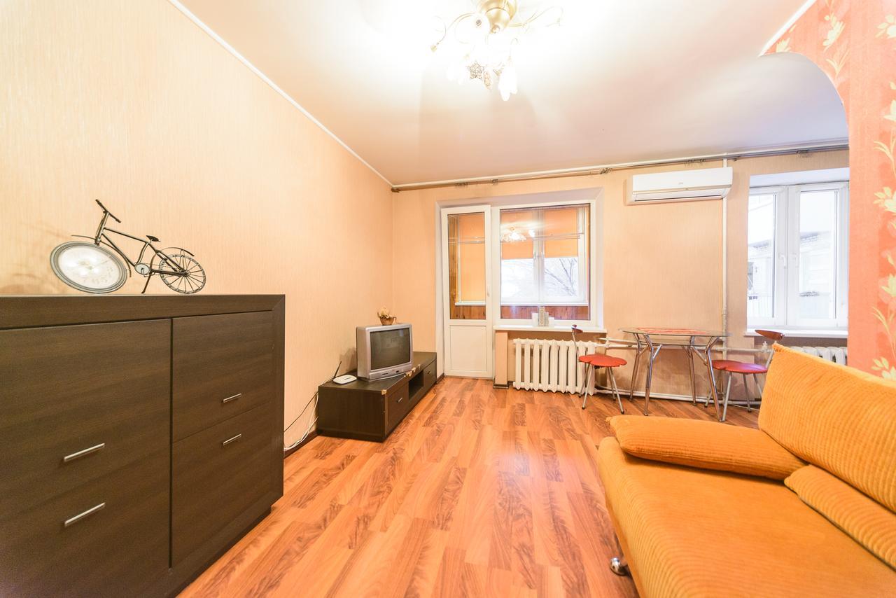 Apartment On Hryhoriia Chuprynky Kiev Exteriör bild