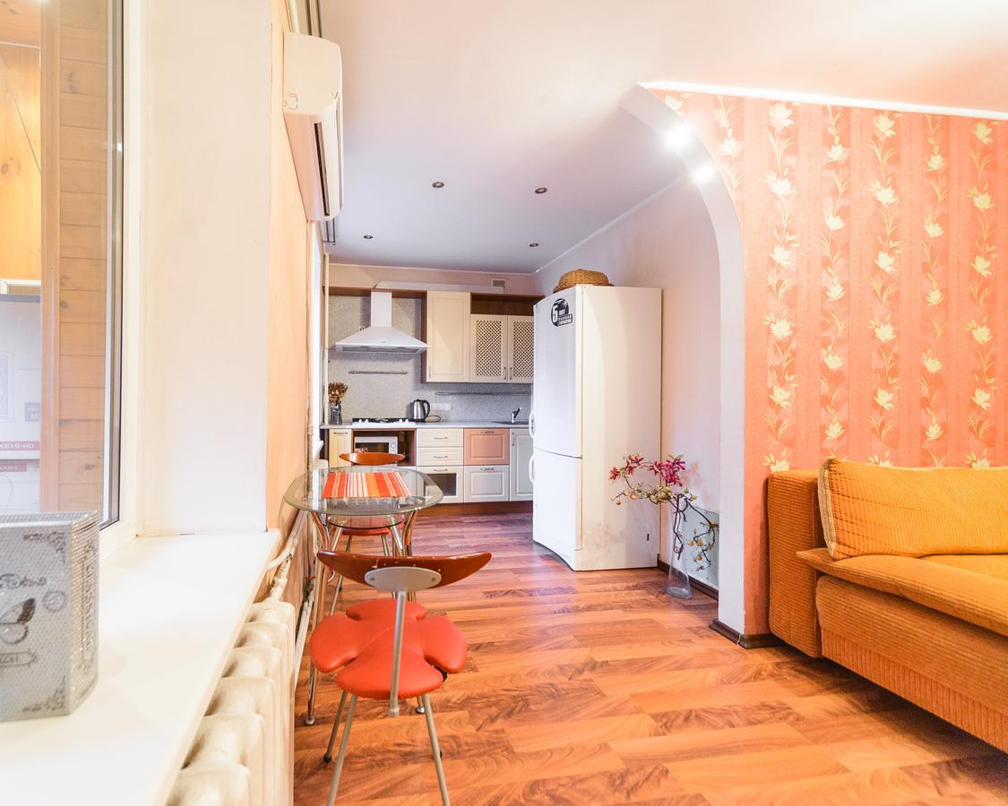 Apartment On Hryhoriia Chuprynky Kiev Exteriör bild